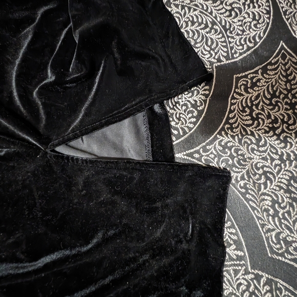 Plus size black velvet skirt - Picture 2 of 3